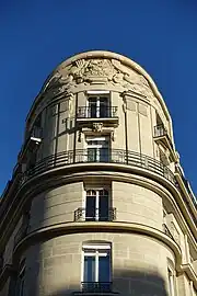 Art Deco mascaron of Avenue Montaigne no. 41, Paris, unknown architect or sculptor, 1924