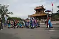Đoàn giám khảo hội thi "tiến sĩ võ" trở về Đại nội, đang đi qua Phu Văn Lâu