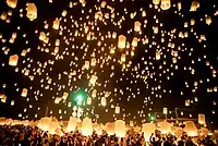 Image 13Yi Peng, floating lantern festival in Northern Thailand, observed around the same time as Loy Krathong. (from Culture of Thailand)