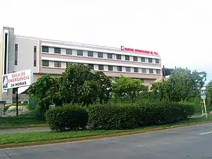 Hospital Metropolitano Dr. Pila on the north side of Avenida Las Américas looking northeast, in Barrio Canas Urbano