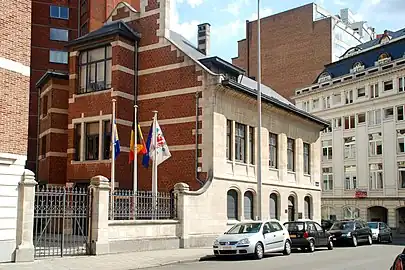 Polychrome side facade and courtyard of the Hôtel De Brouckère