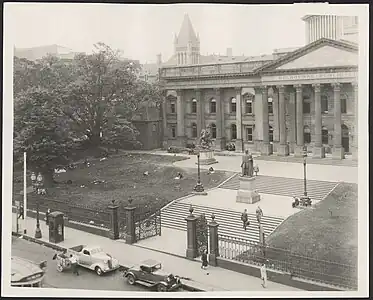 The library as it appeared in 1938, with wrought iron gates and a railing fence separating lawns from path that was later removed.
