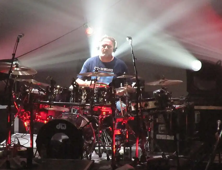 Gary Wallis performing with Mike and the Mechanics in 2015