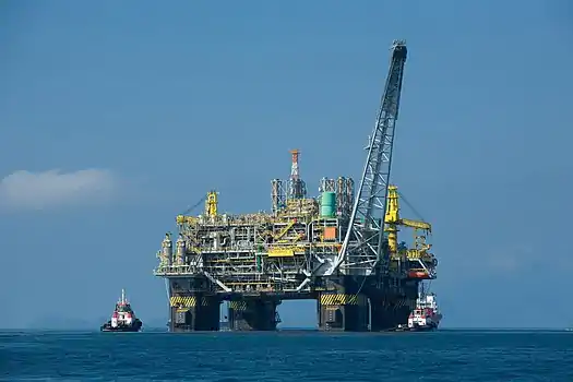 Image 20Semi-submersiblePhoto: Agência BrasilThe semi-submersible oil platform P-51, operated by Brazilian energy company Petrobras, being positioned by tugboats. Semisubs sit on pontoons located under the ocean surface, with the operating deck atop columns, above the sea level. In this manner, they are relatively protected from wave action.More selected pictures