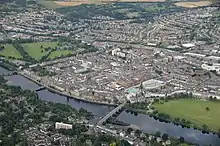 The A989 can be seen surrounding Perth's city centre here. At right, near the North Inch, is Charlotte Street, changing to Atholl Street at the bend. On the left, running along the northern boundary of the South Inch is King's Place and (closer to the river) Marshall Place. Finally, Tay Street runs along the river, with Smeaton's Bridge at its northern end