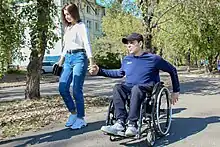 Роман Жданов с женой Викторией на гуляют на улице